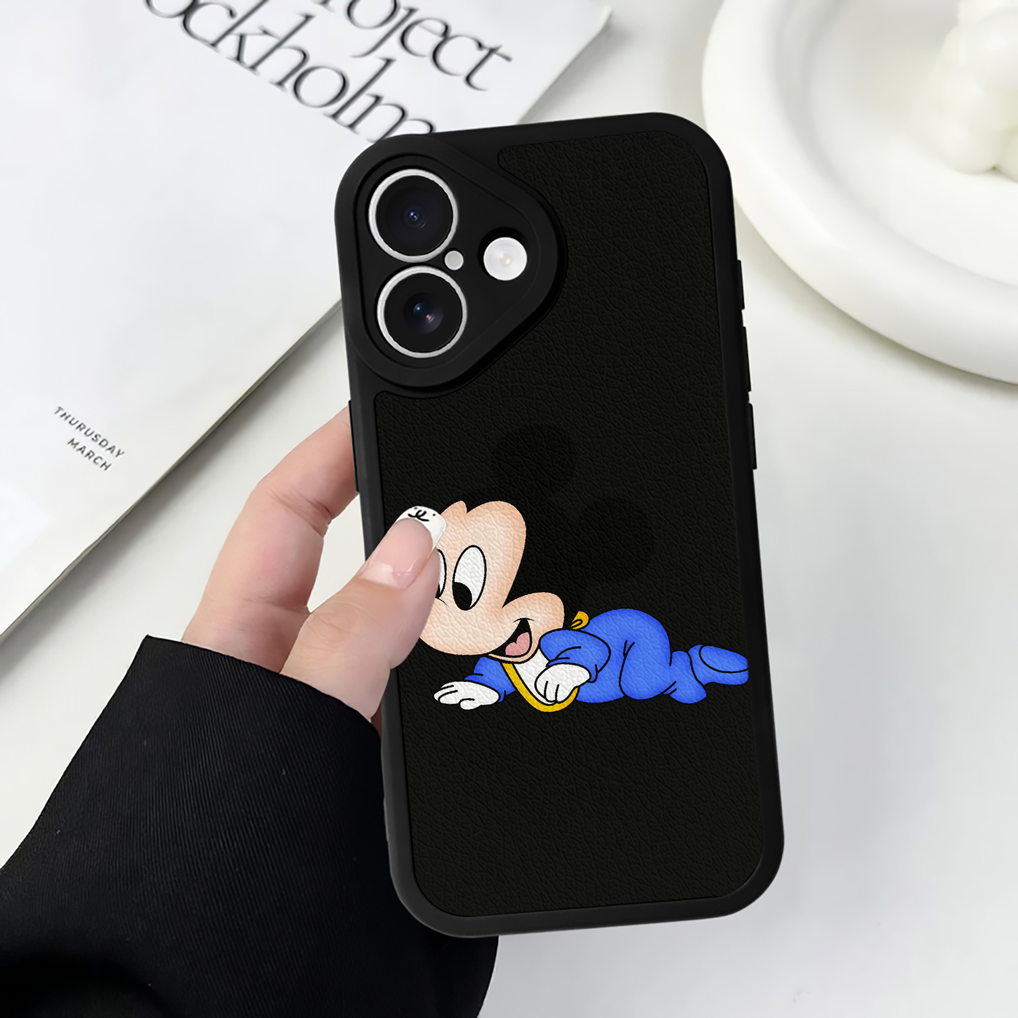 （画像用） ミッキーマウス Mickey Mouse 【iPhone 16シリーズ対応】シリコンスマホケース（レザー調） 材質：シリコン